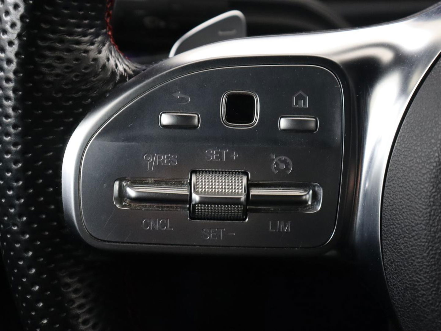 Mercedes-Benz CLA-Klasse 180 AMG | Carplay | Stoelverwarming | Camera | Navigatie | Leder/Alcantara | Sfeerverlichting | Park Assist | Full LED | Widescreen | Climate control | Sportstoelen | Cruise control