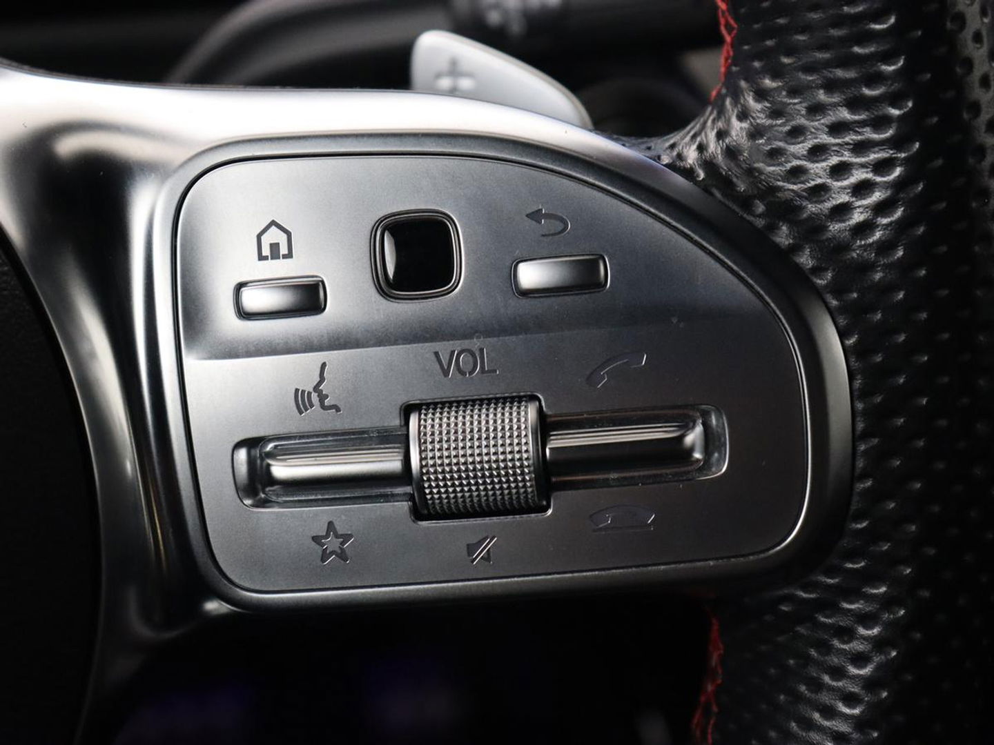 Mercedes-Benz CLA-Klasse 180 AMG | Carplay | Stoelverwarming | Camera | Navigatie | Leder/Alcantara | Sfeerverlichting | Park Assist | Full LED | Widescreen | Climate control | Sportstoelen | Cruise control