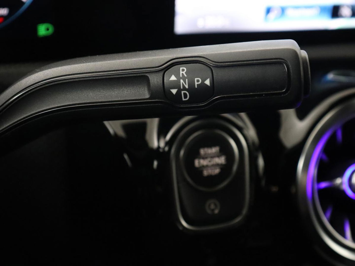 Mercedes-Benz CLA-Klasse 180 AMG | Carplay | Stoelverwarming | Camera | Navigatie | Leder/Alcantara | Sfeerverlichting | Park Assist | Full LED | Widescreen | Climate control | Sportstoelen | Cruise control