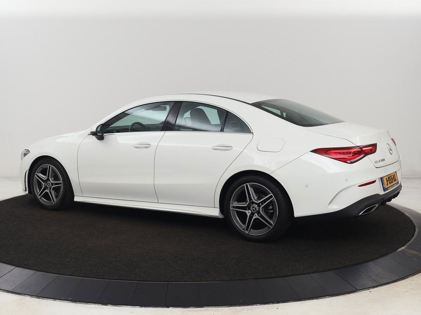 Mercedes-Benz CLA-Klasse 180 AMG | Carplay | Stoelverwarming | Camera | Navigatie | Leder/Alcantara | Sfeerverlichting | Park Assist | Full LED | Widescreen | Climate control | Sportstoelen | Cruise control