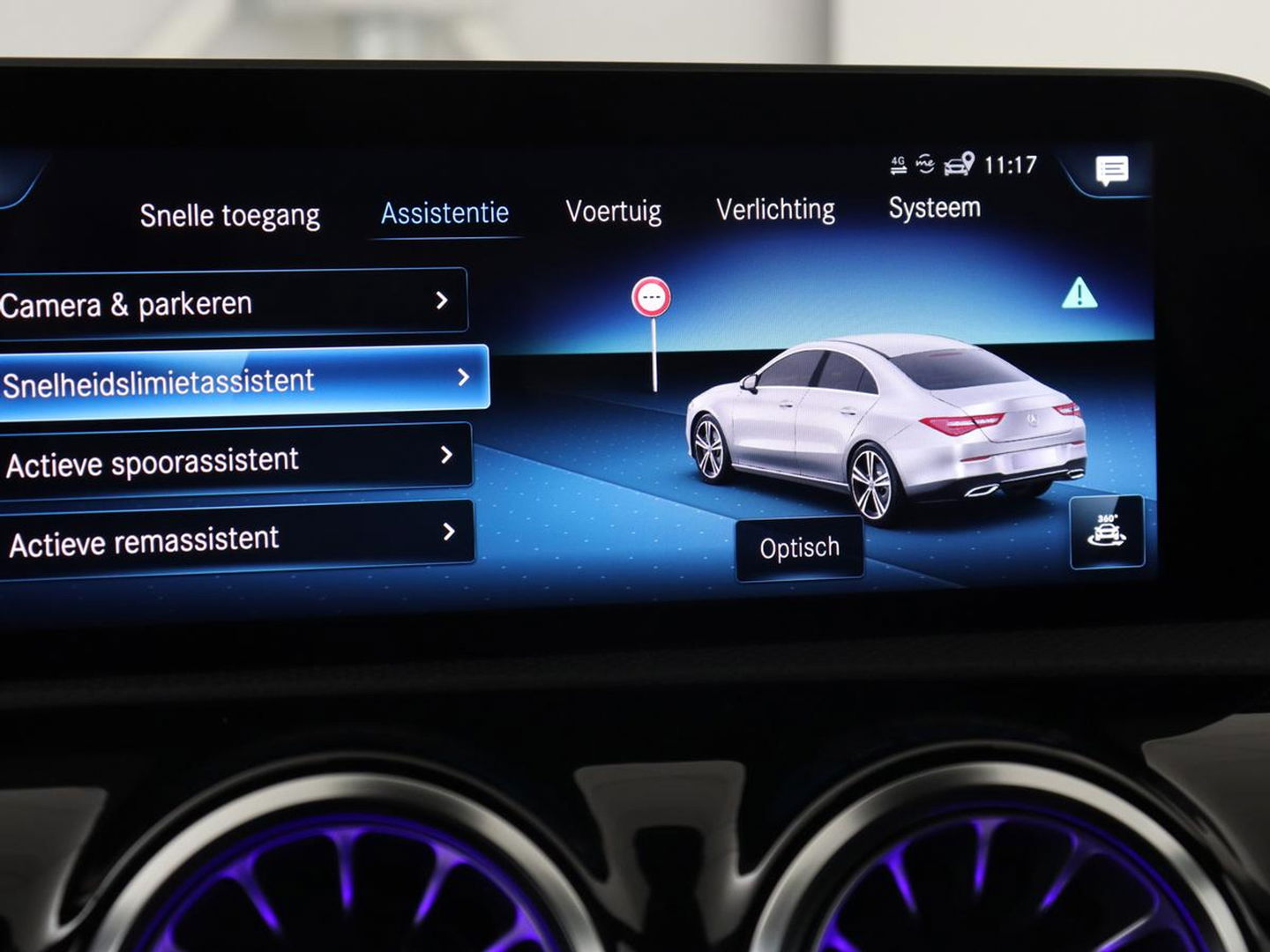 Mercedes-Benz CLA-Klasse 180 AMG | Carplay | Stoelverwarming | Camera | Navigatie | Leder/Alcantara | Sfeerverlichting | Park Assist | Full LED | Widescreen | Climate control | Sportstoelen | Cruise control