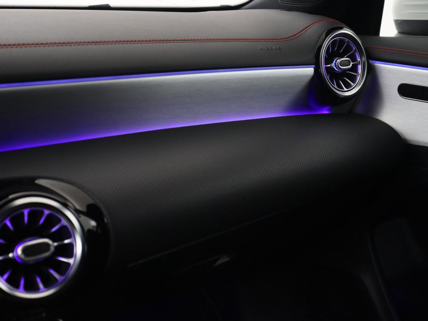 Mercedes-Benz CLA-Klasse 180 AMG | Carplay | Stoelverwarming | Camera | Navigatie | Leder/Alcantara | Sfeerverlichting | Park Assist | Full LED | Widescreen | Climate control | Sportstoelen | Cruise control