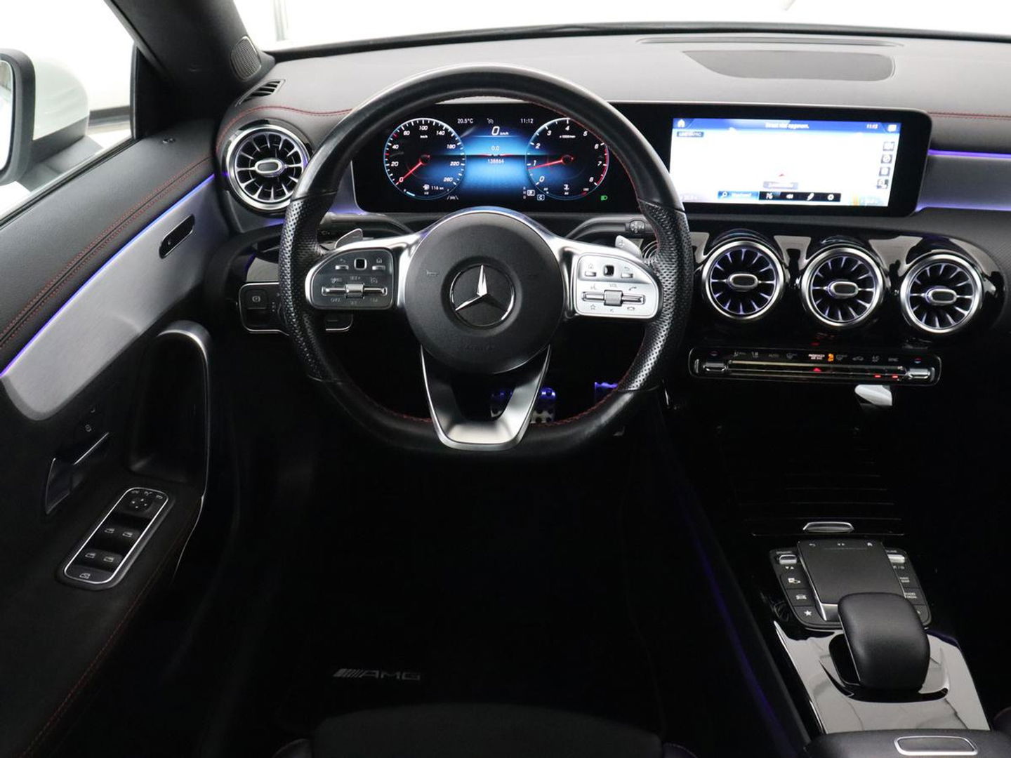 Mercedes-Benz CLA-Klasse 180 AMG | Carplay | Stoelverwarming | Camera | Navigatie | Leder/Alcantara | Sfeerverlichting | Park Assist | Full LED | Widescreen | Climate control | Sportstoelen | Cruise control