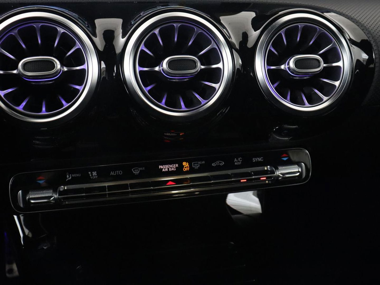 Mercedes-Benz CLA-Klasse 180 AMG | Carplay | Stoelverwarming | Camera | Navigatie | Leder/Alcantara | Sfeerverlichting | Park Assist | Full LED | Widescreen | Climate control | Sportstoelen | Cruise control