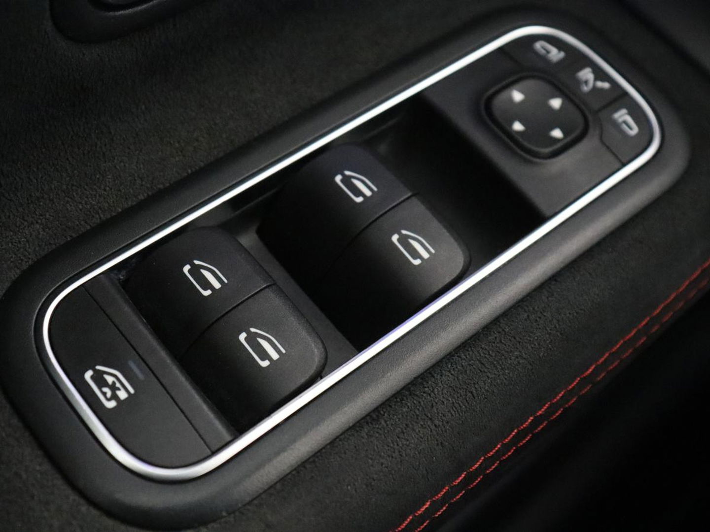 Mercedes-Benz CLA-Klasse 180 AMG | Carplay | Stoelverwarming | Camera | Navigatie | Leder/Alcantara | Sfeerverlichting | Park Assist | Full LED | Widescreen | Climate control | Sportstoelen | Cruise control