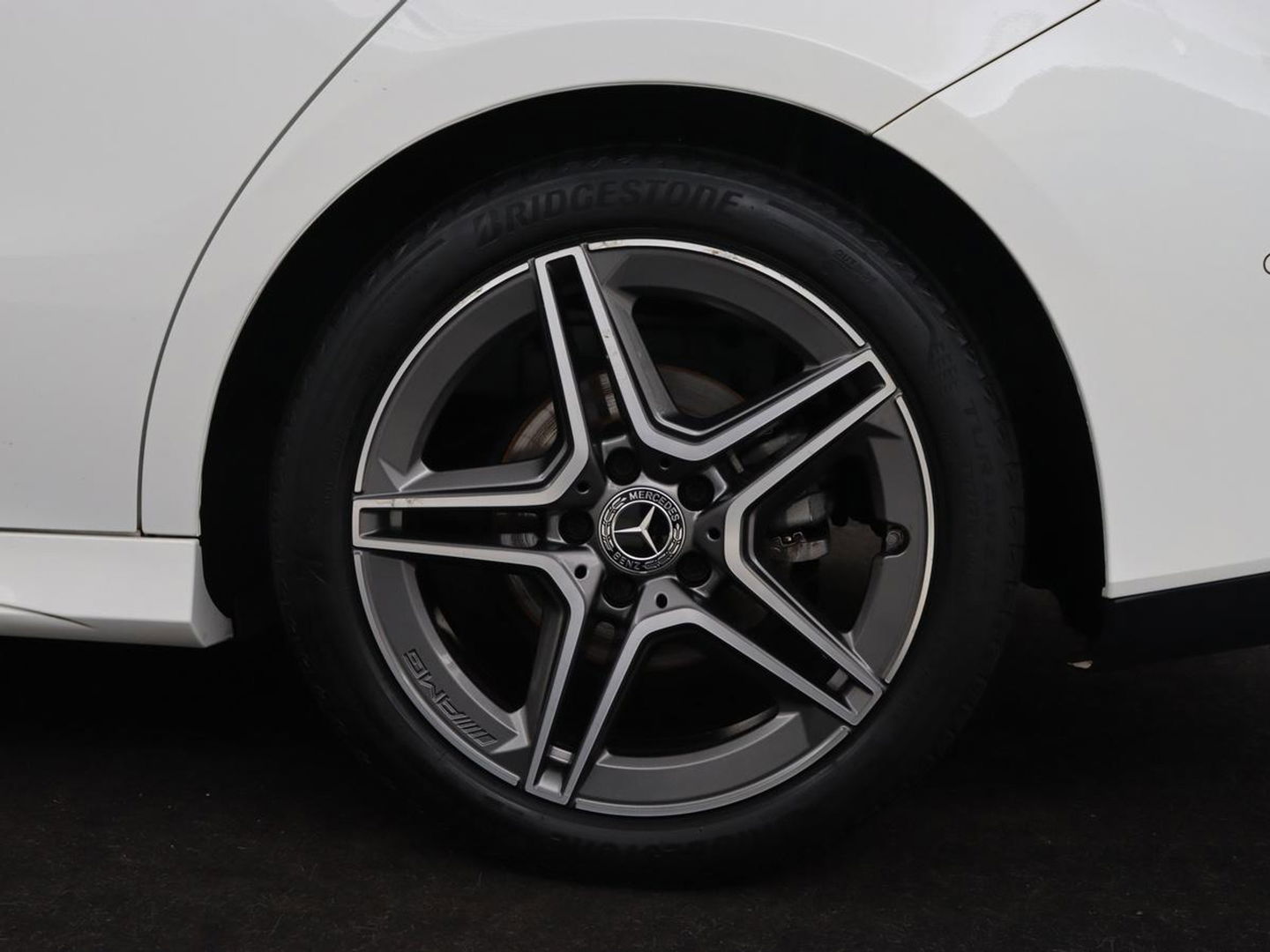 Mercedes-Benz CLA-Klasse 180 AMG | Carplay | Stoelverwarming | Camera | Navigatie | Leder/Alcantara | Sfeerverlichting | Park Assist | Full LED | Widescreen | Climate control | Sportstoelen | Cruise control