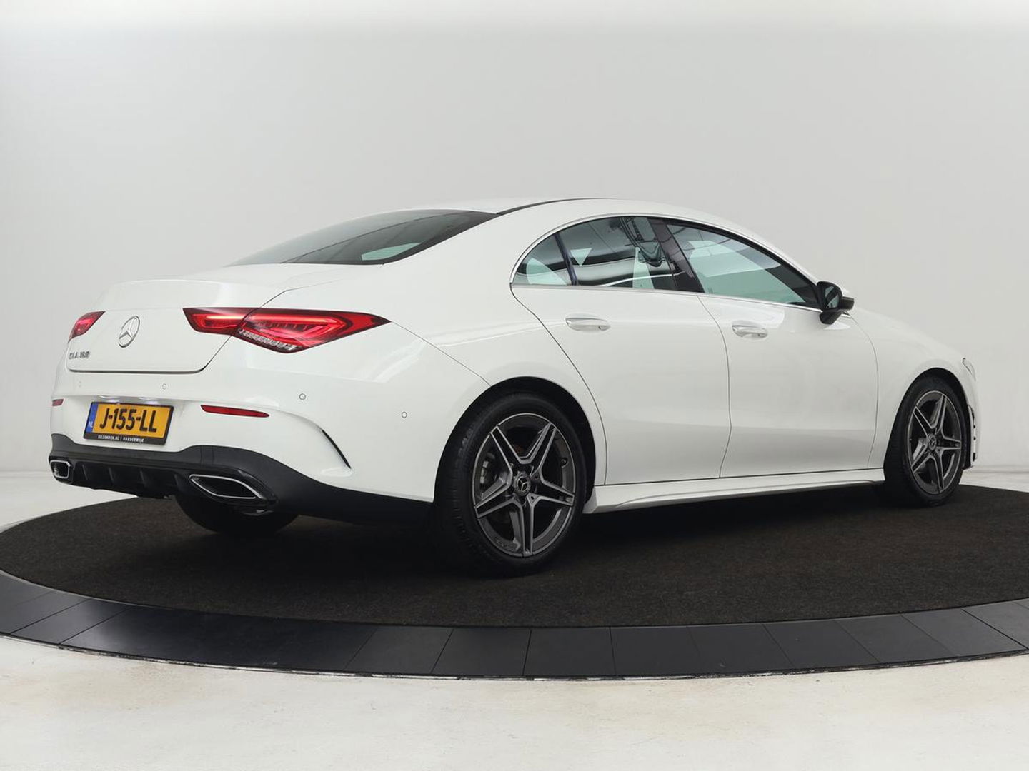 Mercedes-Benz CLA-Klasse 180 AMG | Carplay | Stoelverwarming | Camera | Navigatie | Leder/Alcantara | Sfeerverlichting | Park Assist | Full LED | Widescreen | Climate control | Sportstoelen | Cruise control