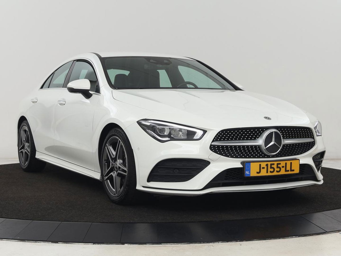 Mercedes-Benz CLA-Klasse 180 AMG | Carplay | Stoelverwarming | Camera | Navigatie | Leder/Alcantara | Sfeerverlichting | Park Assist | Full LED | Widescreen | Climate control | Sportstoelen | Cruise control