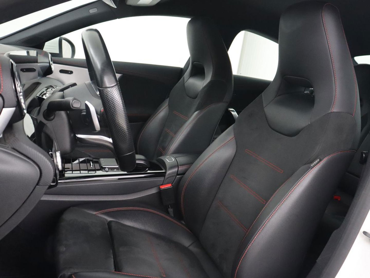 Mercedes-Benz CLA-Klasse 180 AMG | Carplay | Stoelverwarming | Camera | Navigatie | Leder/Alcantara | Sfeerverlichting | Park Assist | Full LED | Widescreen | Climate control | Sportstoelen | Cruise control