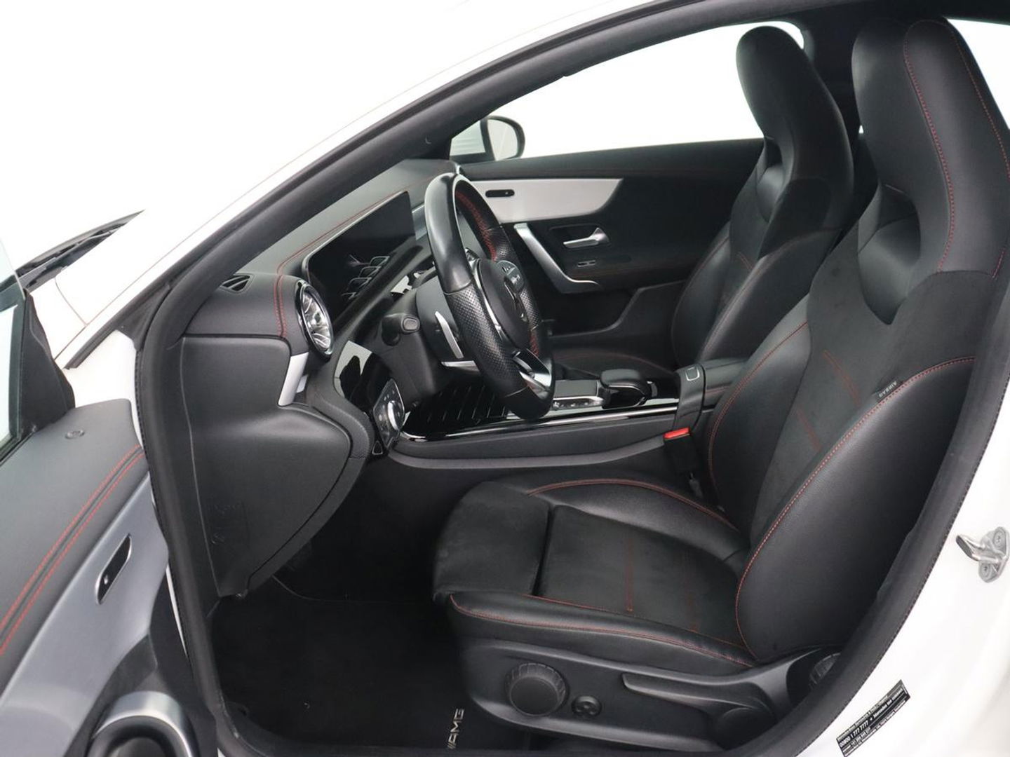 Mercedes-Benz CLA-Klasse 180 AMG | Carplay | Stoelverwarming | Camera | Navigatie | Leder/Alcantara | Sfeerverlichting | Park Assist | Full LED | Widescreen | Climate control | Sportstoelen | Cruise control