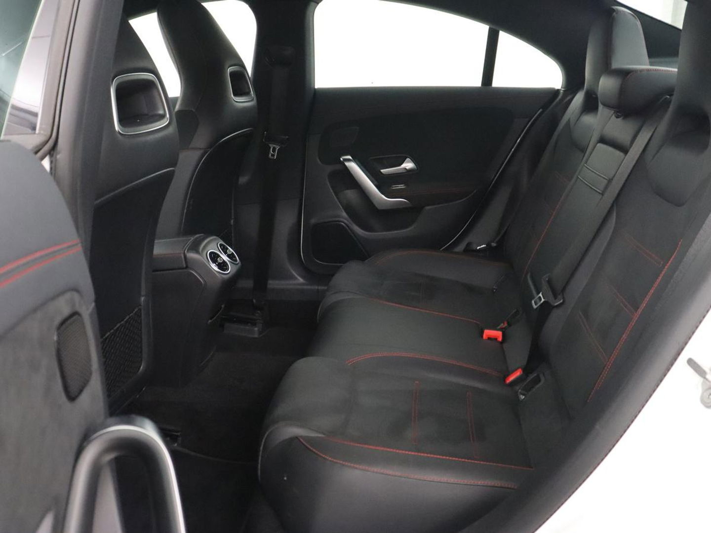 Mercedes-Benz CLA-Klasse 180 AMG | Carplay | Stoelverwarming | Camera | Navigatie | Leder/Alcantara | Sfeerverlichting | Park Assist | Full LED | Widescreen | Climate control | Sportstoelen | Cruise control