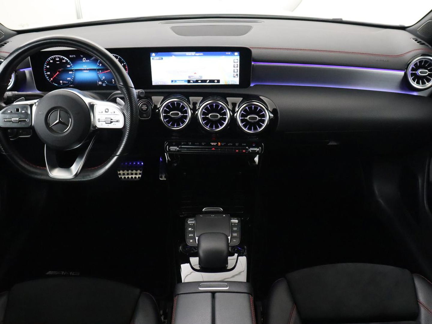 Mercedes-Benz CLA-Klasse 180 AMG | Carplay | Stoelverwarming | Camera | Navigatie | Leder/Alcantara | Sfeerverlichting | Park Assist | Full LED | Widescreen | Climate control | Sportstoelen | Cruise control