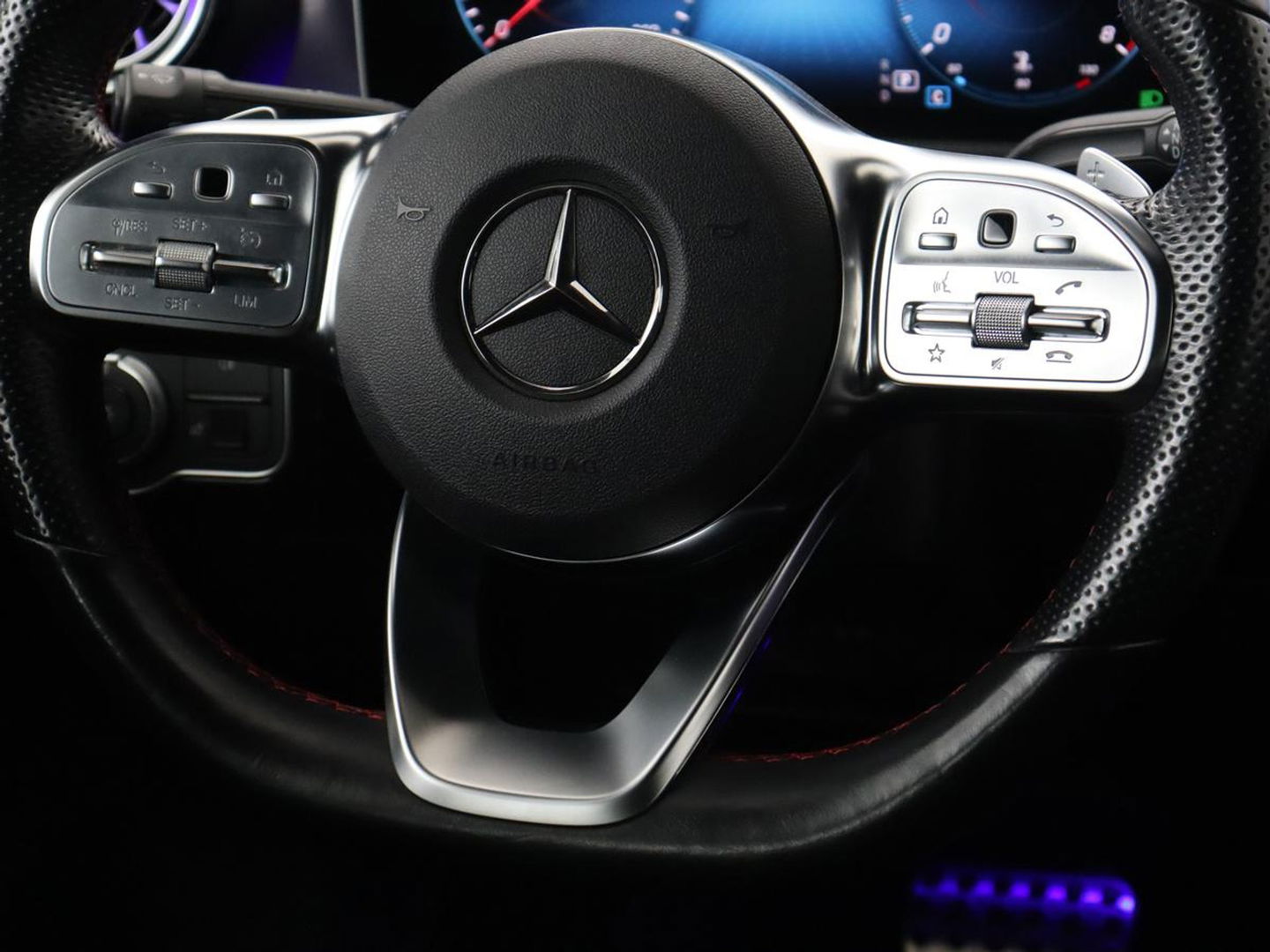 Mercedes-Benz CLA-Klasse 180 AMG | Carplay | Stoelverwarming | Camera | Navigatie | Leder/Alcantara | Sfeerverlichting | Park Assist | Full LED | Widescreen | Climate control | Sportstoelen | Cruise control
