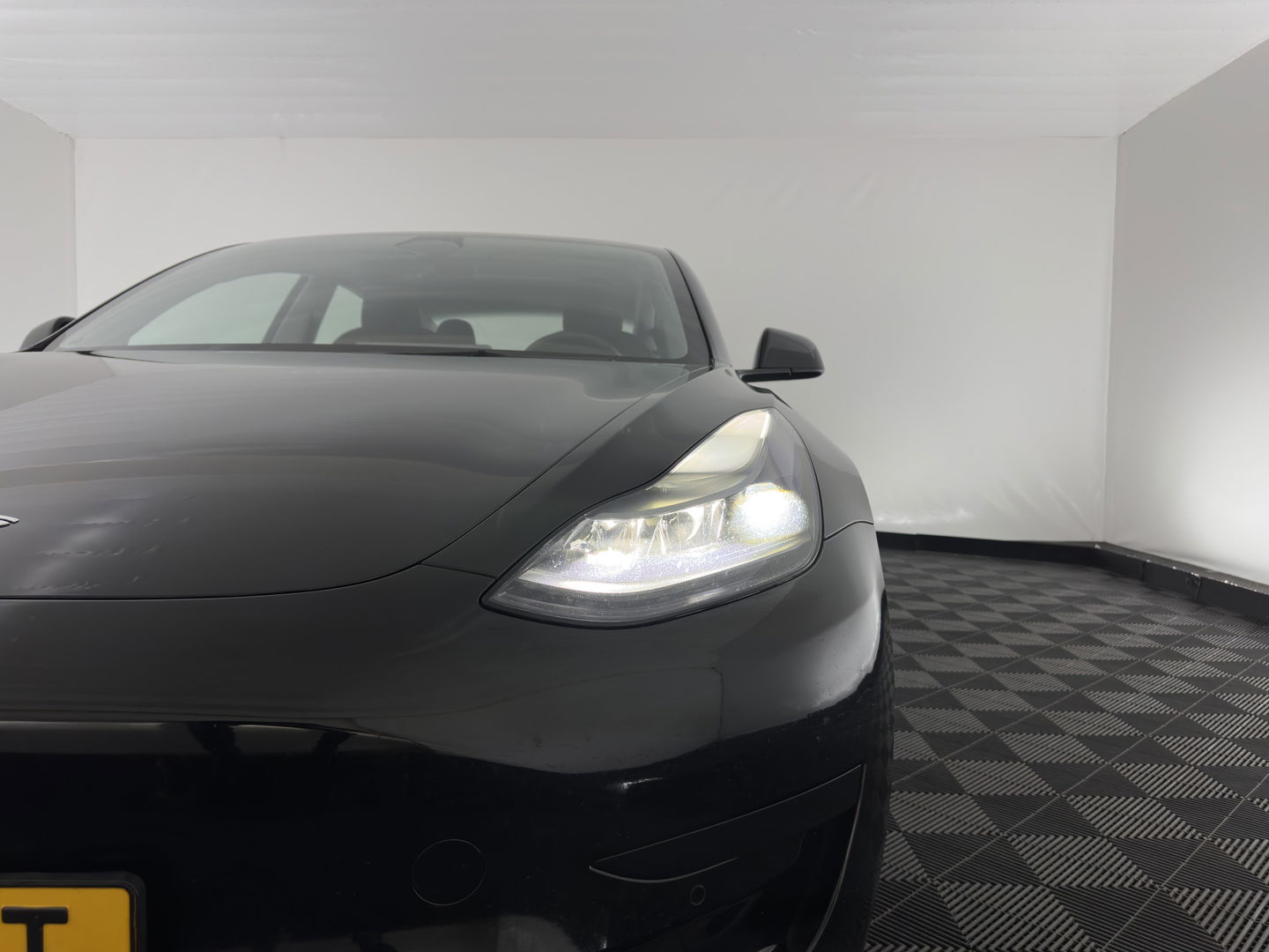 Tesla Model 3 Standard RWD Plus 60 kWh [ 3-Fase ] { SOH-90%} (INCL-BTW) Aut. *PANO | AUTO-PILOT | LUXURY-LEATHER | KEYLESS | FULL-LED | MEMORY-PACK | SURROUND-VIEW | DAB | CARPLAY | DIGI-COCKPIT | LANE-ASSIST | COMFORT-SEATS | 18"ALU*