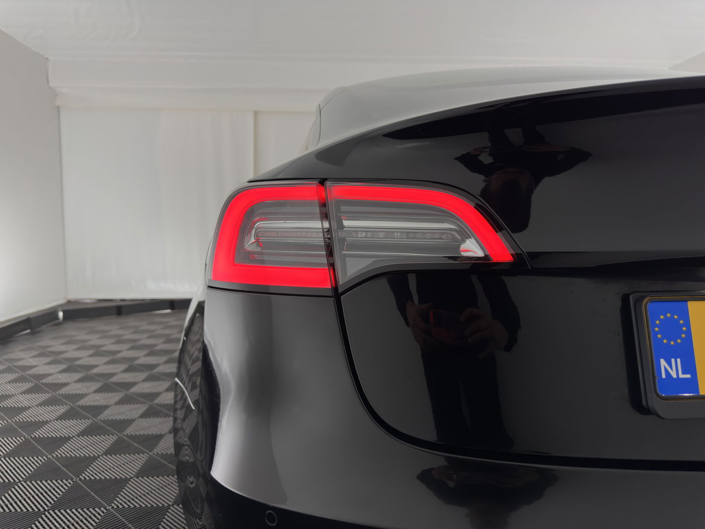 Tesla Model 3 Standard RWD Plus 60 kWh [ 3-Fase ] { SOH-90%} (INCL-BTW) Aut. *PANO | AUTO-PILOT | LUXURY-LEATHER | KEYLESS | FULL-LED | MEMORY-PACK | SURROUND-VIEW | DAB | CARPLAY | DIGI-COCKPIT | LANE-ASSIST | COMFORT-SEATS | 18"ALU*