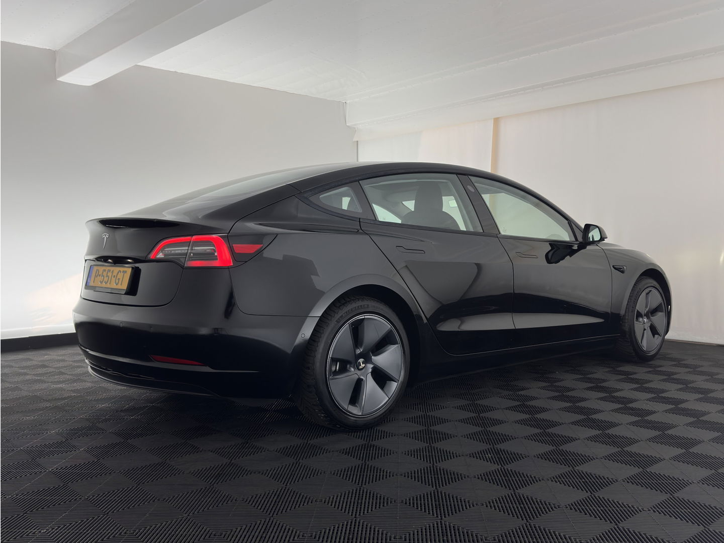 Tesla Model 3 Standard RWD Plus 60 kWh [ 3-Fase ] { SOH-90%} (INCL-BTW) Aut. *PANO | AUTO-PILOT | LUXURY-LEATHER | KEYLESS | FULL-LED | MEMORY-PACK | SURROUND-VIEW | DAB | CARPLAY | DIGI-COCKPIT | LANE-ASSIST | COMFORT-SEATS | 18"ALU*