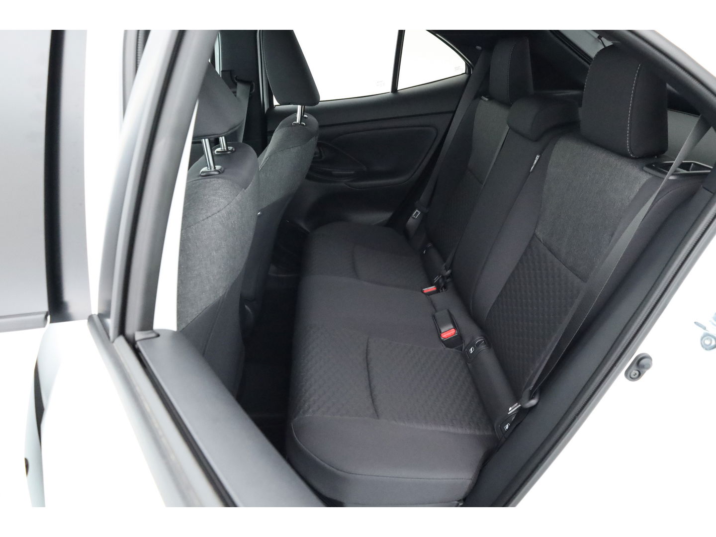 Toyota Yaris Cross 1.5 Hybrid 130 Teamplayer | Pearl White parelmoer | Winter pack | Safety Pack | Adapt. Cruise | Camera