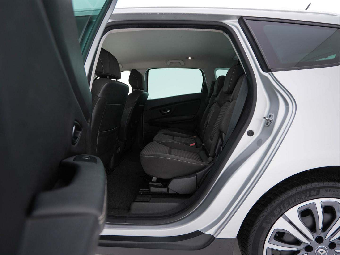 Renault Grand Scénic 1.3 TCe Business Zen [ 7-Pers. ] (INCL-BTW) *NAVI-FULLMAP | COMFORT-SEATS | DIGI-COCKPIT | ECC | PDC | CRUISE | PRIVACY-GLASS | DAB | CARPLAY*