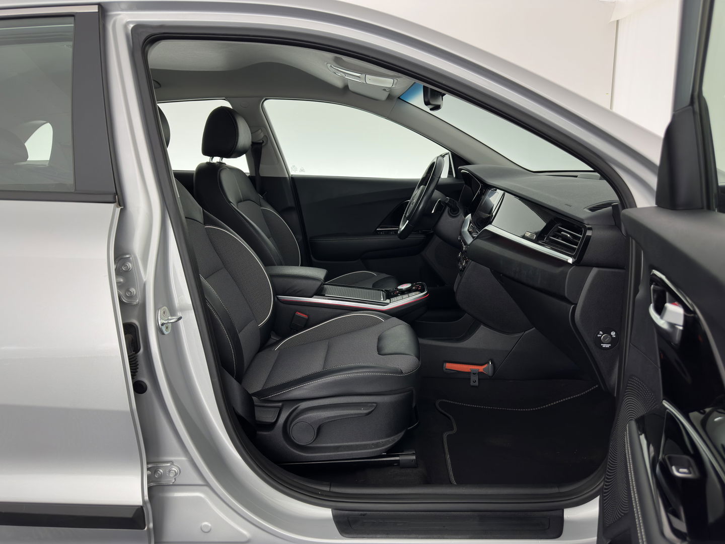 Kia e-Niro DynamicLine 64 kWh [ 3-Fase ] (INCL.BTW) Aut. *LEATHER-FABRIC | NAVI-FULLMAP | AMBIENT-LIGHT | DAB+ | ADAPTIVE-CRUISE | CAMERA | HEATED-COMFORTSEATS | KEYLESS | DIGI-COCKPIT | SHIFT-PADDLES | CARPLAY | 17"ALU*