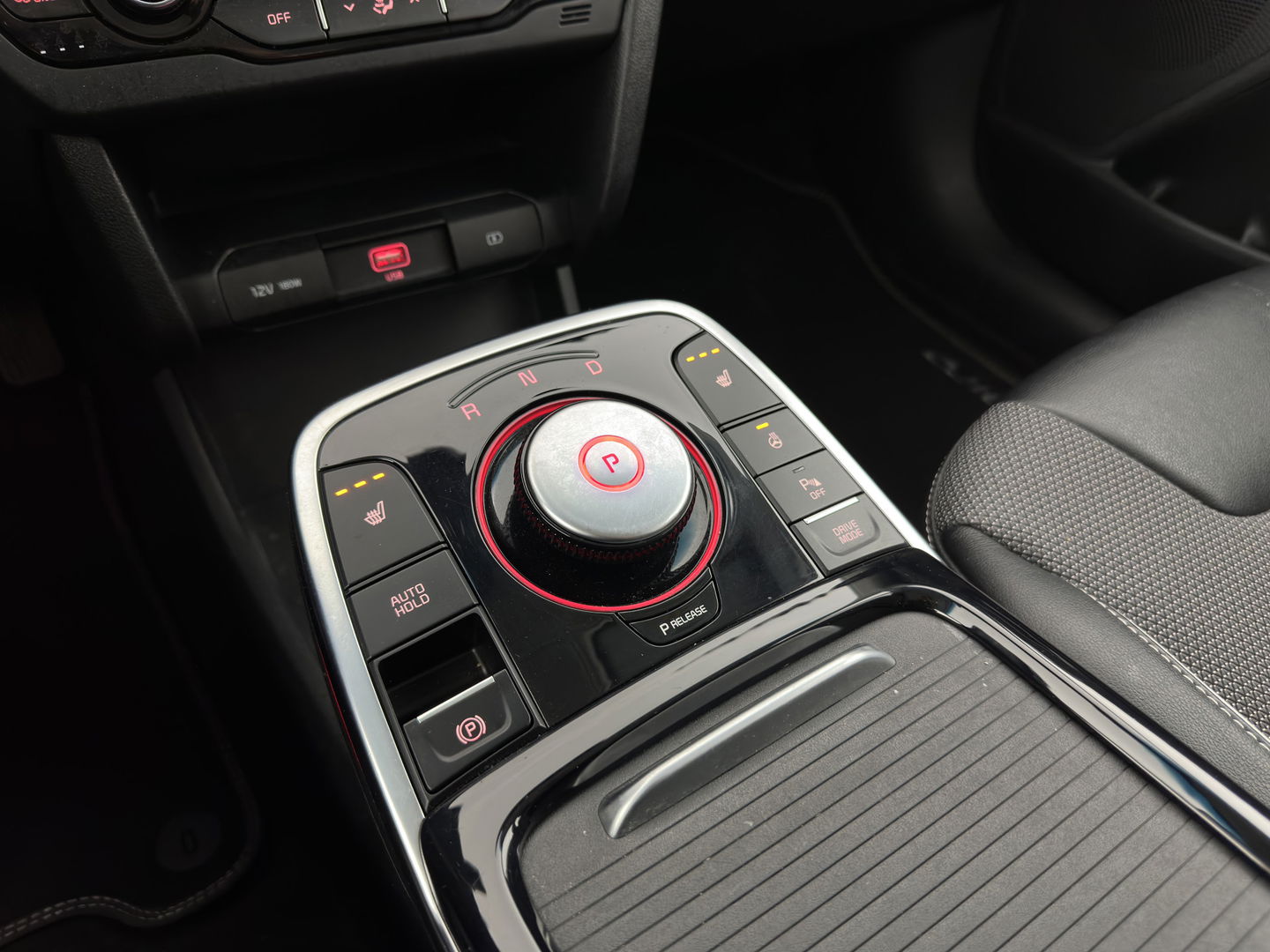 Kia e-Niro DynamicLine 64 kWh [ 3-Fase ] (INCL.BTW) Aut. *LEATHER-FABRIC | NAVI-FULLMAP | AMBIENT-LIGHT | DAB+ | ADAPTIVE-CRUISE | CAMERA | HEATED-COMFORTSEATS | KEYLESS | DIGI-COCKPIT | SHIFT-PADDLES | CARPLAY | 17"ALU*