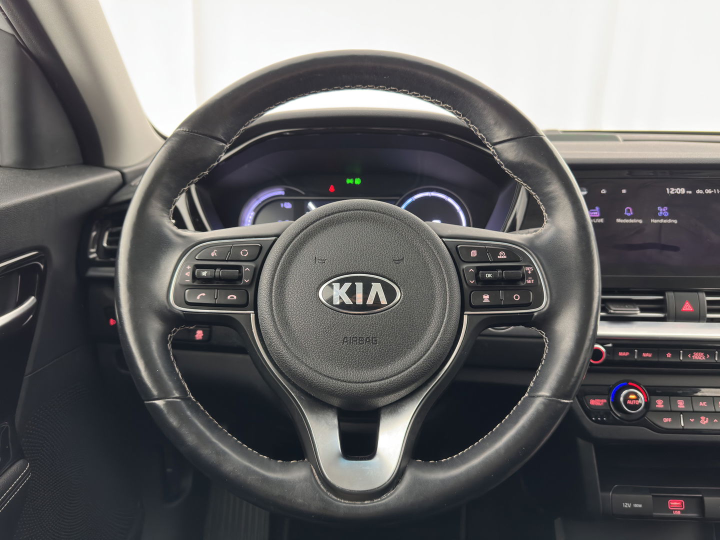 Kia e-Niro DynamicLine 64 kWh [ 3-Fase ] (INCL.BTW) Aut. *LEATHER-FABRIC | NAVI-FULLMAP | AMBIENT-LIGHT | DAB+ | ADAPTIVE-CRUISE | CAMERA | HEATED-COMFORTSEATS | KEYLESS | DIGI-COCKPIT | SHIFT-PADDLES | CARPLAY | 17"ALU*