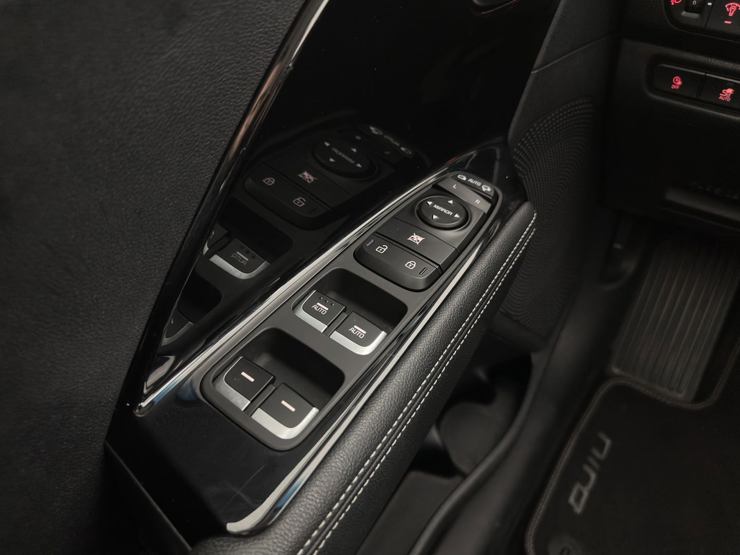 Kia e-Niro DynamicLine 64 kWh [ 3-Fase ] (INCL.BTW) Aut. *LEATHER-FABRIC | NAVI-FULLMAP | AMBIENT-LIGHT | DAB+ | ADAPTIVE-CRUISE | CAMERA | HEATED-COMFORTSEATS | KEYLESS | DIGI-COCKPIT | SHIFT-PADDLES | CARPLAY | 17"ALU*