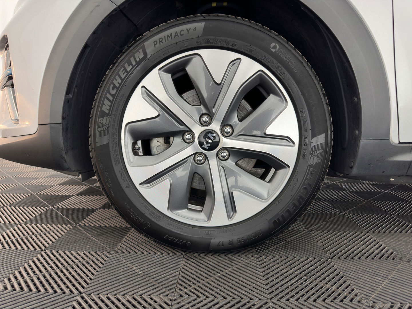 Kia e-Niro DynamicLine 64 kWh [ 3-Fase ] (INCL.BTW) Aut. *LEATHER-FABRIC | NAVI-FULLMAP | AMBIENT-LIGHT | DAB+ | ADAPTIVE-CRUISE | CAMERA | HEATED-COMFORTSEATS | KEYLESS | DIGI-COCKPIT | SHIFT-PADDLES | CARPLAY | 17"ALU*