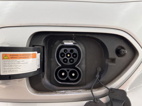 Kia e-Niro DynamicLine 64 kWh [ 3-Fase ] (INCL.BTW) Aut. *LEATHER-FABRIC | NAVI-FULLMAP | AMBIENT-LIGHT | DAB+ | ADAPTIVE-CRUISE | CAMERA | HEATED-COMFORTSEATS | KEYLESS | DIGI-COCKPIT | SHIFT-PADDLES | CARPLAY | 17"ALU*