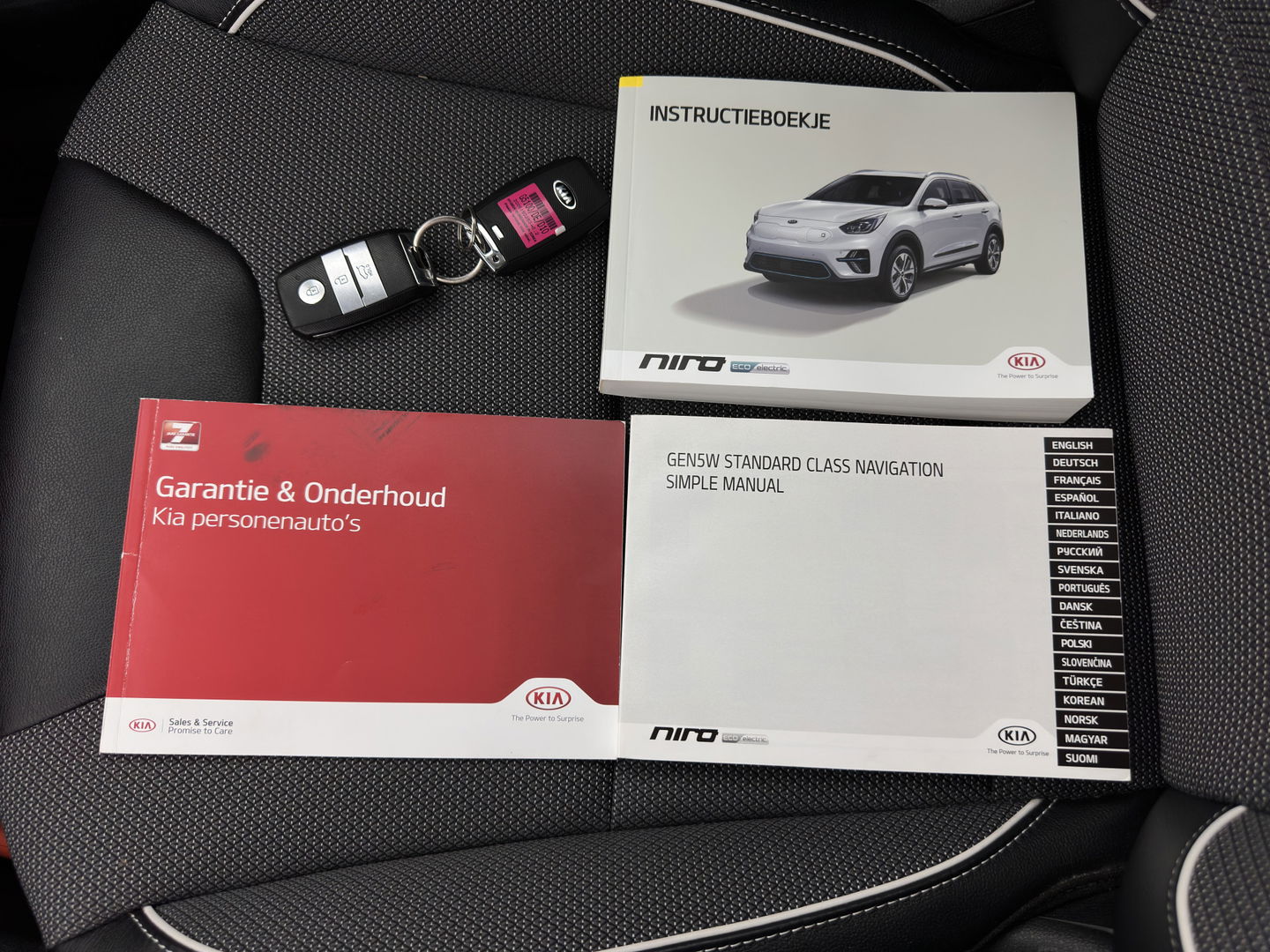 Kia e-Niro DynamicLine 64 kWh [ 3-Fase ] (INCL.BTW) Aut. *LEATHER-FABRIC | NAVI-FULLMAP | AMBIENT-LIGHT | DAB+ | ADAPTIVE-CRUISE | CAMERA | HEATED-COMFORTSEATS | KEYLESS | DIGI-COCKPIT | SHIFT-PADDLES | CARPLAY | 17"ALU*