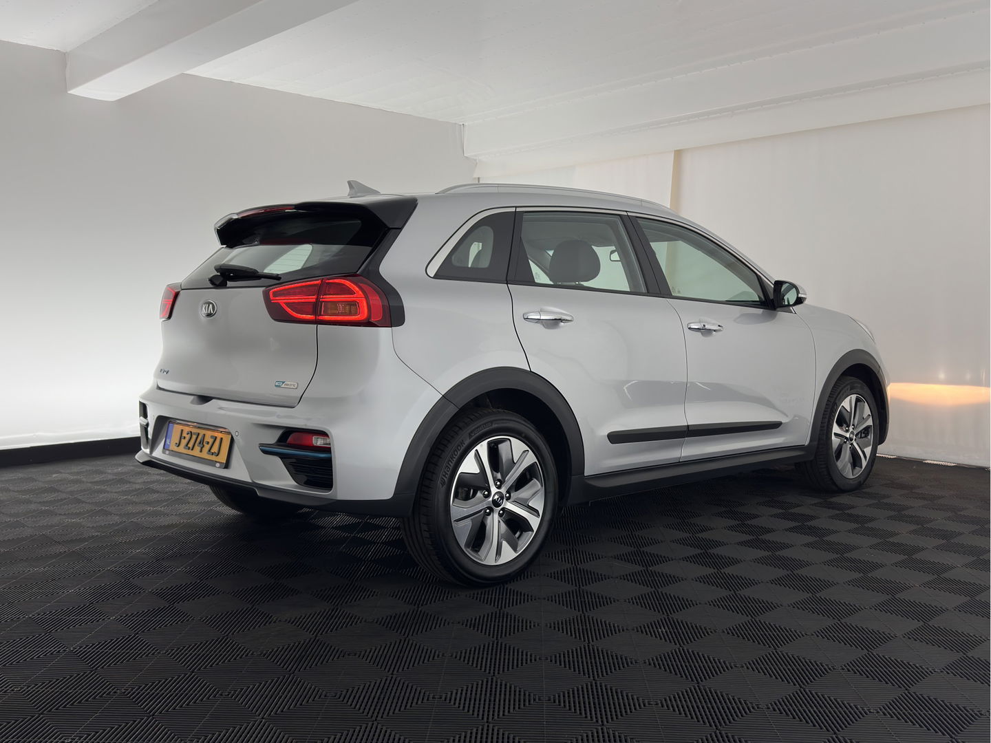 Kia e-Niro DynamicLine 64 kWh [ 3-Fase ] (INCL.BTW) Aut. *LEATHER-FABRIC | NAVI-FULLMAP | AMBIENT-LIGHT | DAB+ | ADAPTIVE-CRUISE | CAMERA | HEATED-COMFORTSEATS | KEYLESS | DIGI-COCKPIT | SHIFT-PADDLES | CARPLAY | 17"ALU*
