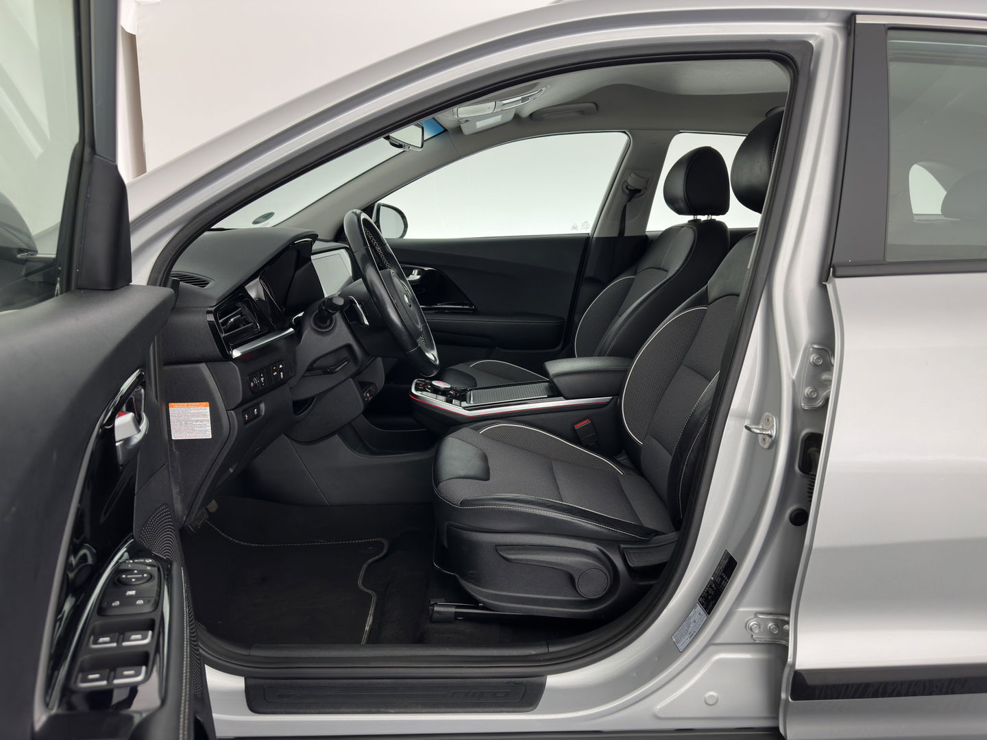 Kia e-Niro DynamicLine 64 kWh [ 3-Fase ] (INCL.BTW) Aut. *LEATHER-FABRIC | NAVI-FULLMAP | AMBIENT-LIGHT | DAB+ | ADAPTIVE-CRUISE | CAMERA | HEATED-COMFORTSEATS | KEYLESS | DIGI-COCKPIT | SHIFT-PADDLES | CARPLAY | 17"ALU*