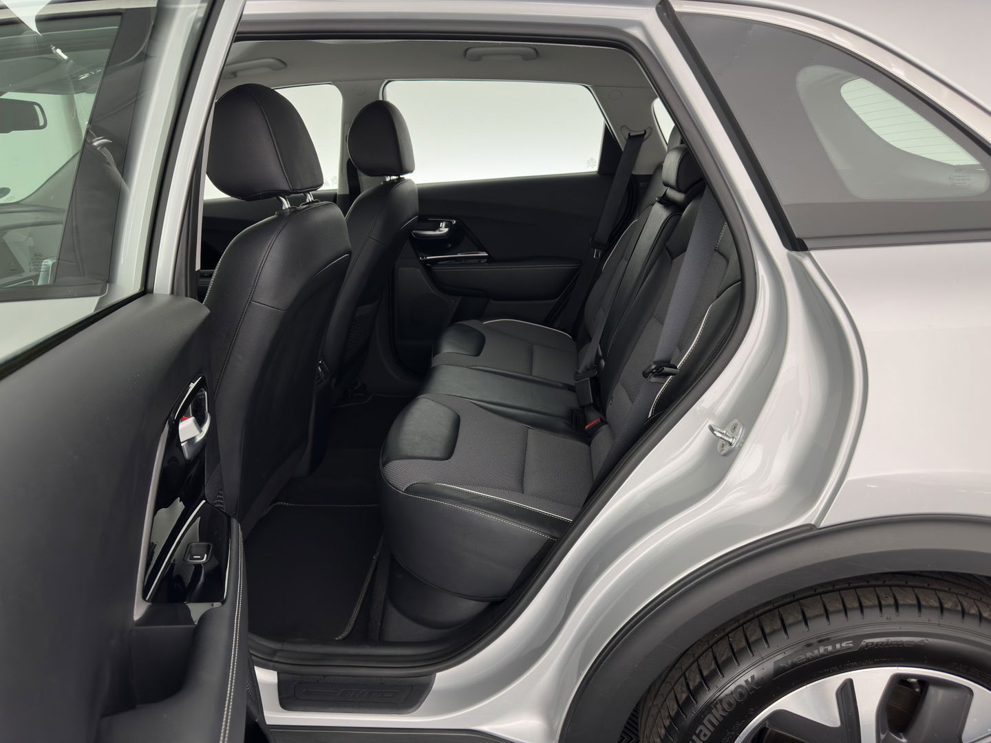 Kia e-Niro DynamicLine 64 kWh [ 3-Fase ] (INCL.BTW) Aut. *LEATHER-FABRIC | NAVI-FULLMAP | AMBIENT-LIGHT | DAB+ | ADAPTIVE-CRUISE | CAMERA | HEATED-COMFORTSEATS | KEYLESS | DIGI-COCKPIT | SHIFT-PADDLES | CARPLAY | 17"ALU*