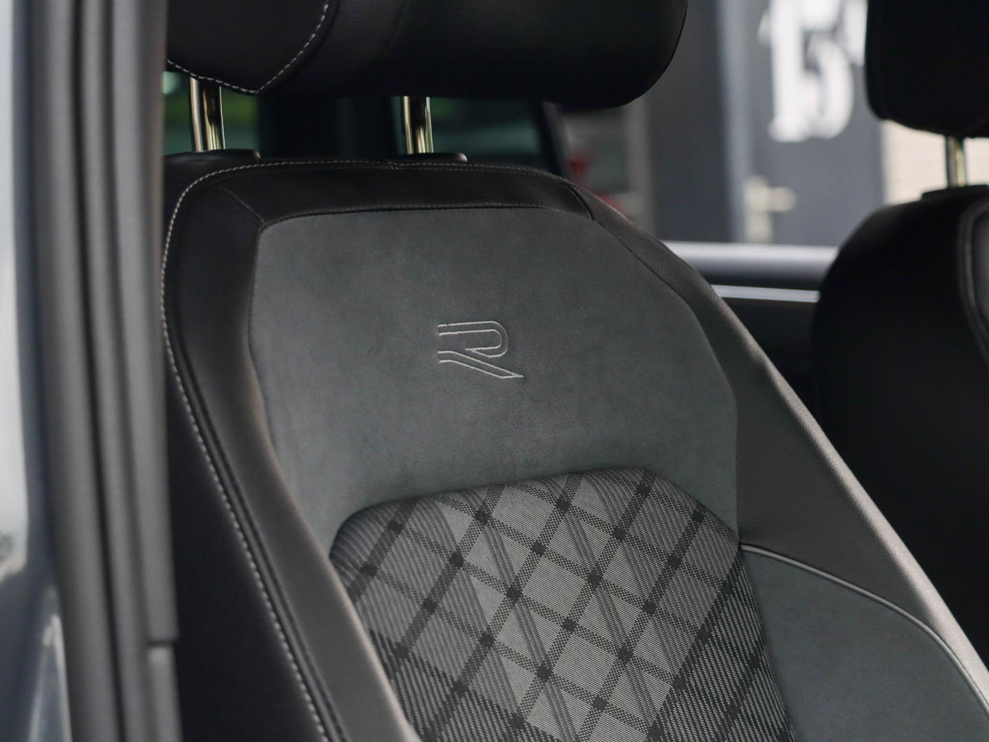 Volkswagen Tiguan 1.4 eHybrid R-Line 3x | 245PK Matrix LED 20'' 30.173km!