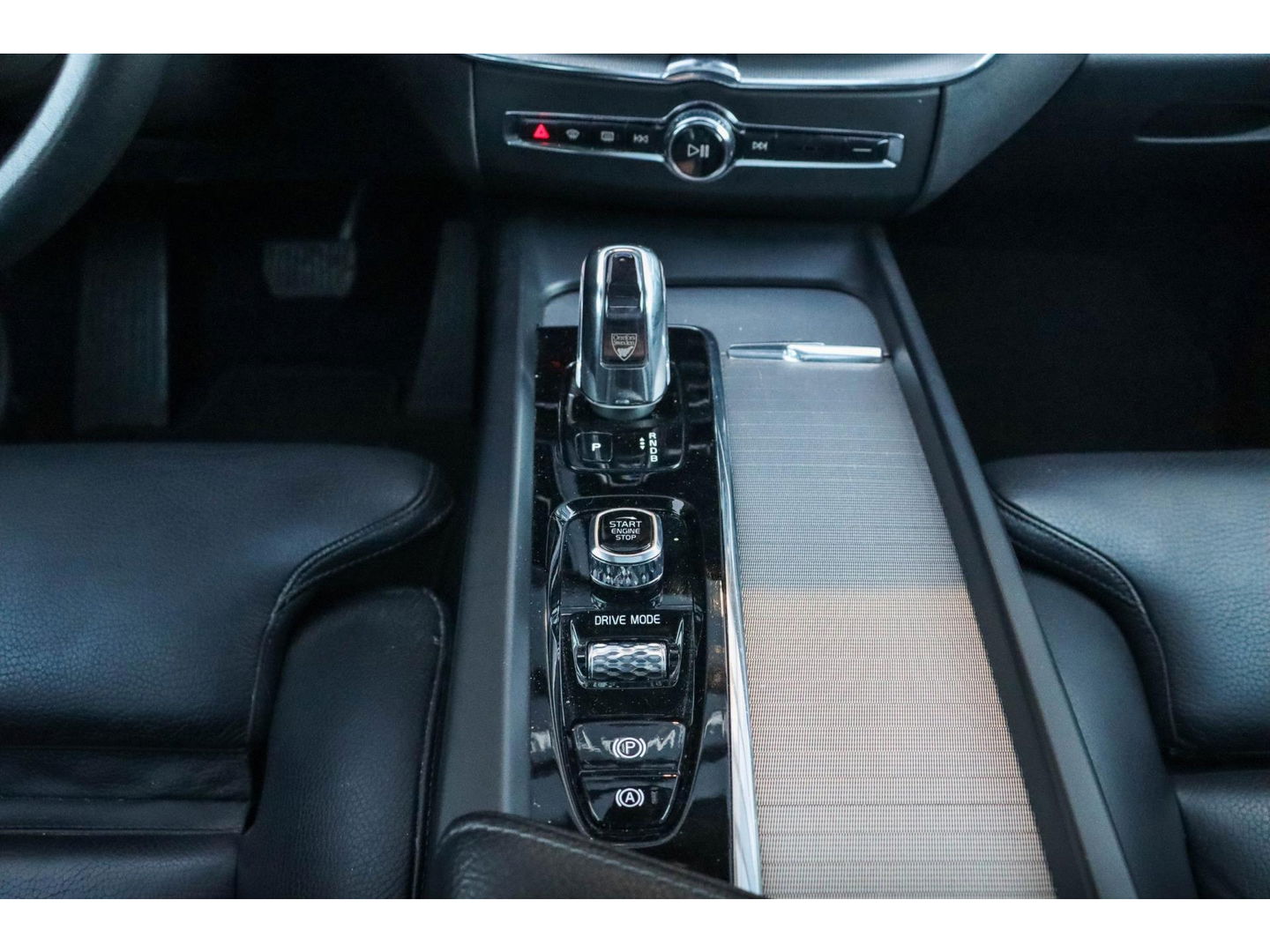 Volvo XC60 T8 AWD Inscription 360 Cam ACC Leder Panodak Trekhaak Luchtvering 20''