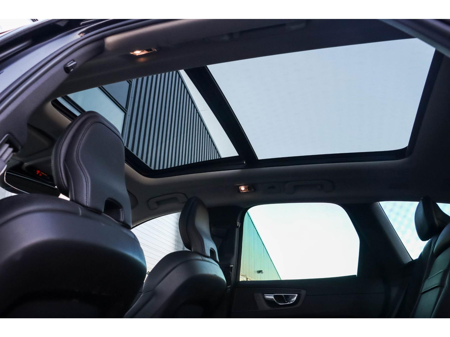 Volvo XC60 T8 AWD Inscription 360 Cam ACC Leder Panodak Trekhaak Luchtvering 20''