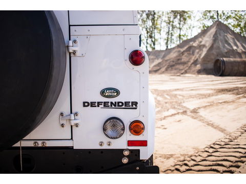 Land Rover Defender 2.2 D HT 90" E | Premium interieur | Keurige staat!