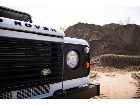 Land Rover Defender 2.2 D HT 90" E | Premium interieur | Keurige staat!