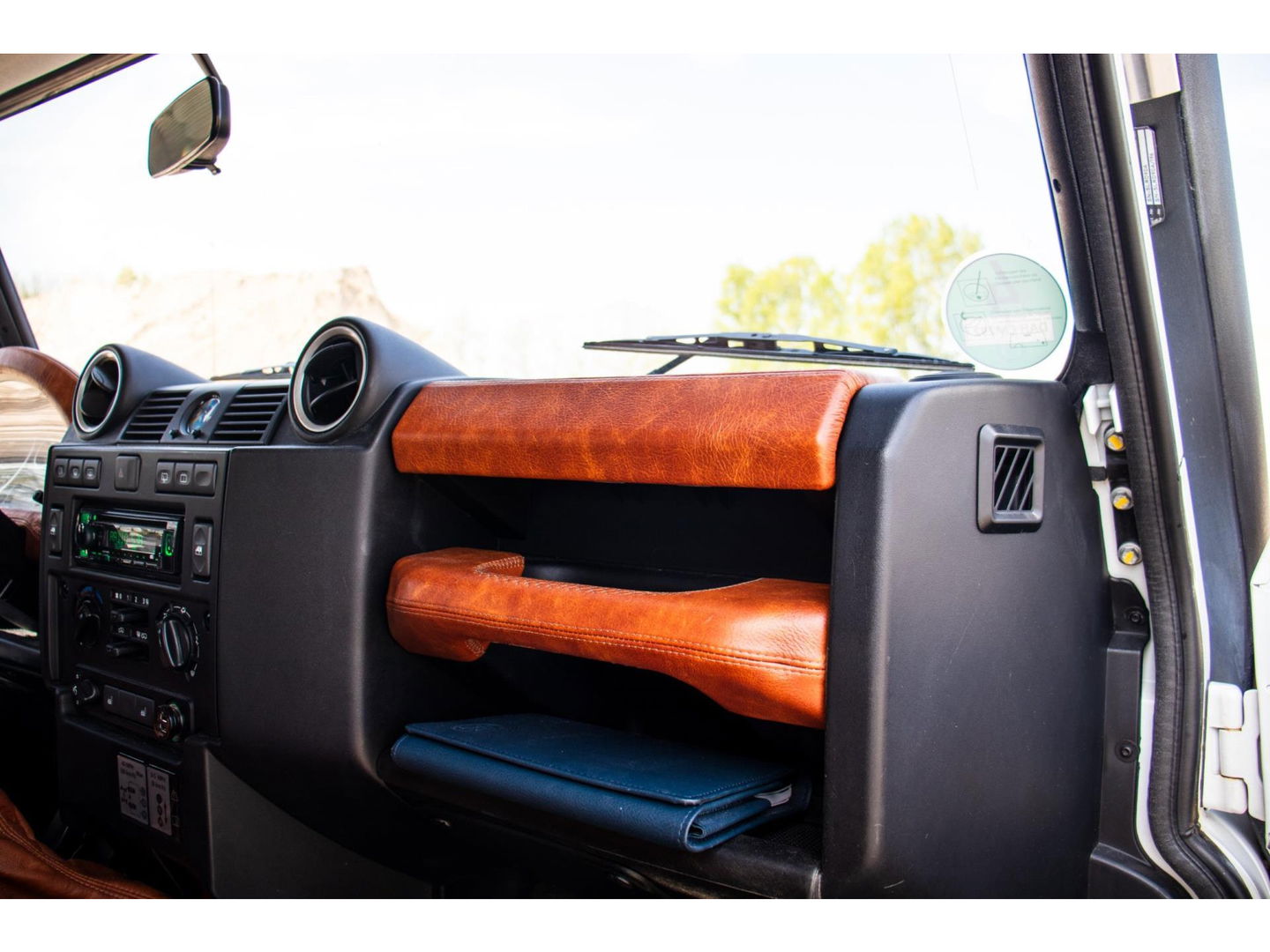 Land Rover Defender 2.2 D HT 90" E | Premium interieur | Keurige staat!