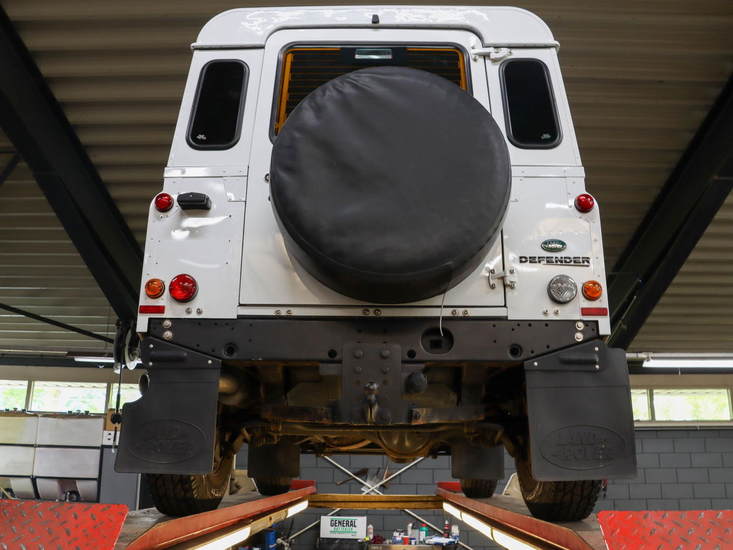 Land Rover Defender 2.2 D HT 90" E | Premium interieur | Keurige staat!