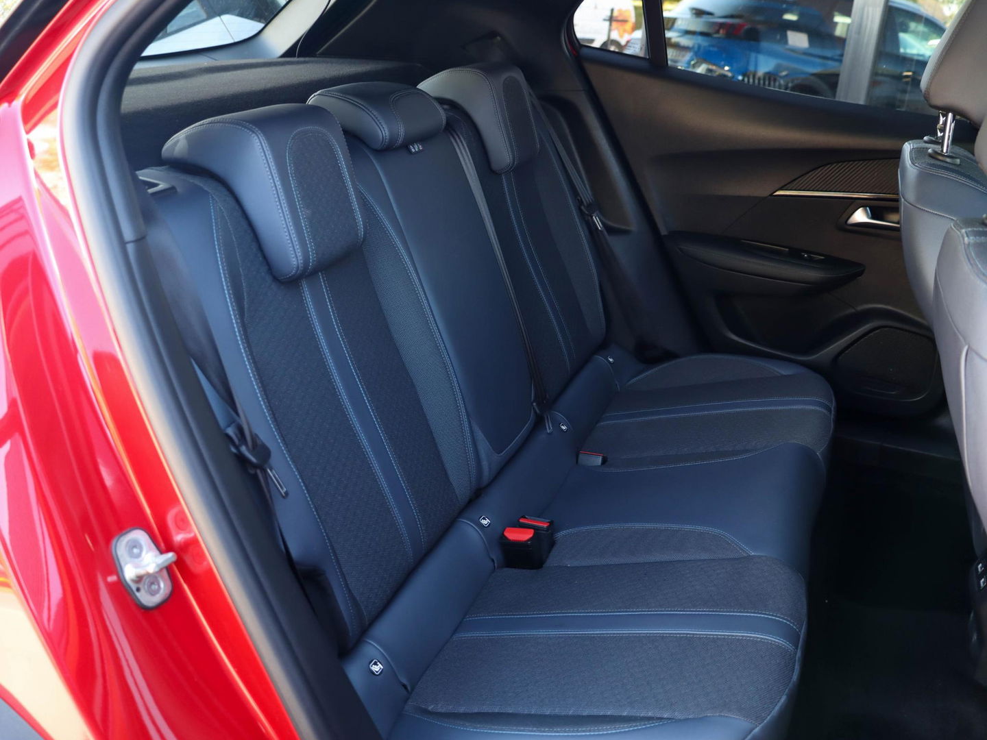 Peugeot 2008 1.2 PureTech Allure 130PK Trekhaak Panodak Keyless