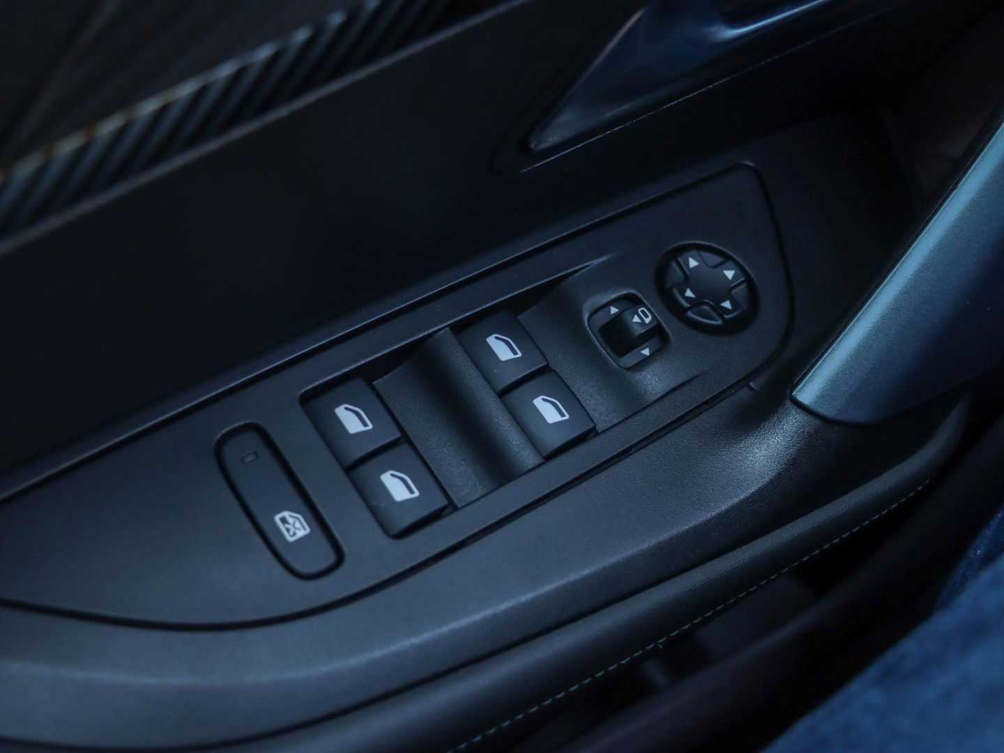 Peugeot 2008 1.2 PureTech Allure 130PK Trekhaak Panodak Keyless