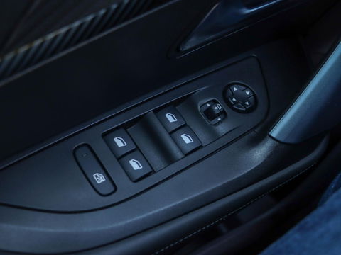 Peugeot 2008 1.2 PureTech Allure 130PK Trekhaak Panodak Keyless