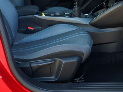 Peugeot 2008 1.2 PureTech Allure 130PK Trekhaak Panodak Keyless