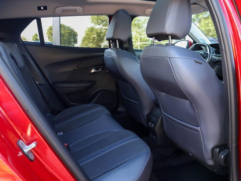 Peugeot 2008 1.2 PureTech Allure 130PK Trekhaak Panodak Keyless