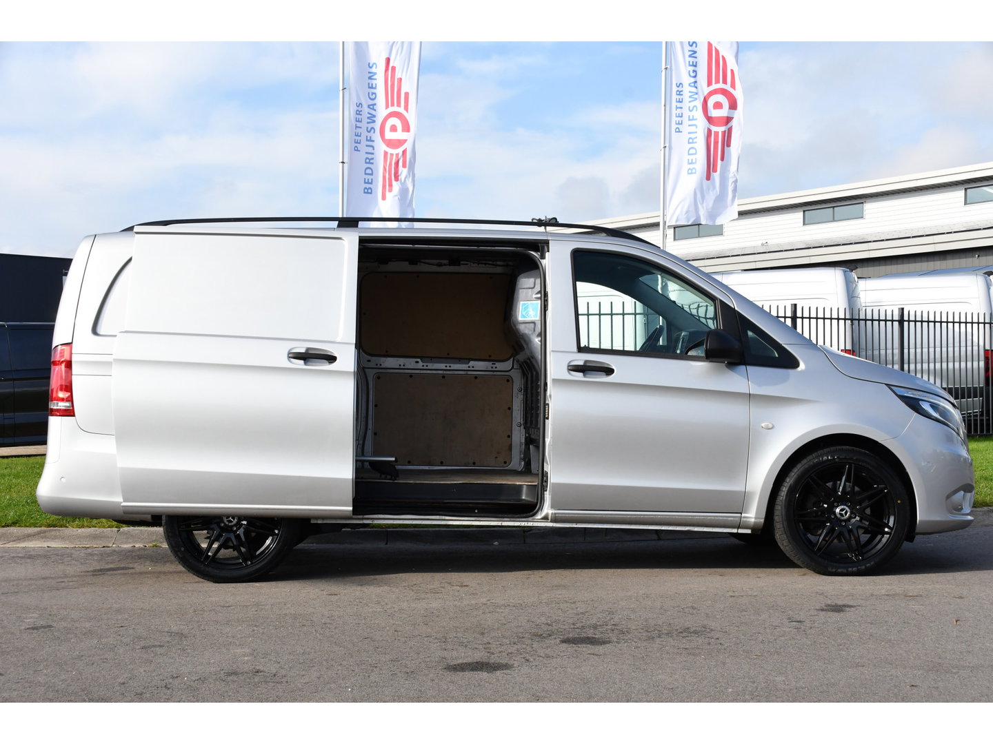 Mercedes-Benz Vito 119 CDI L2 AMG Edition Adaptieve Cruise, Camera, Carplay, LED, Stoelverwarming, Leder, Trekhaak, Multimedia, Uniek!
