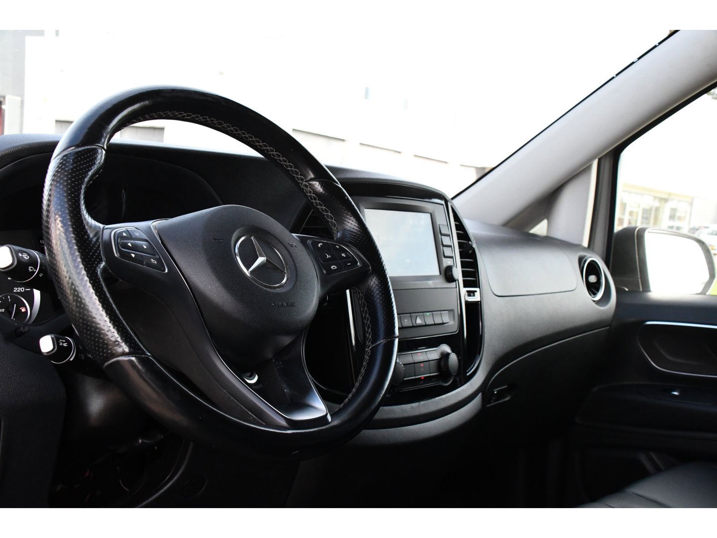 Mercedes-Benz Vito 119 CDI L2 AMG Edition Adaptieve Cruise, Camera, Carplay, LED, Stoelverwarming, Leder, Trekhaak, Multimedia, Uniek!