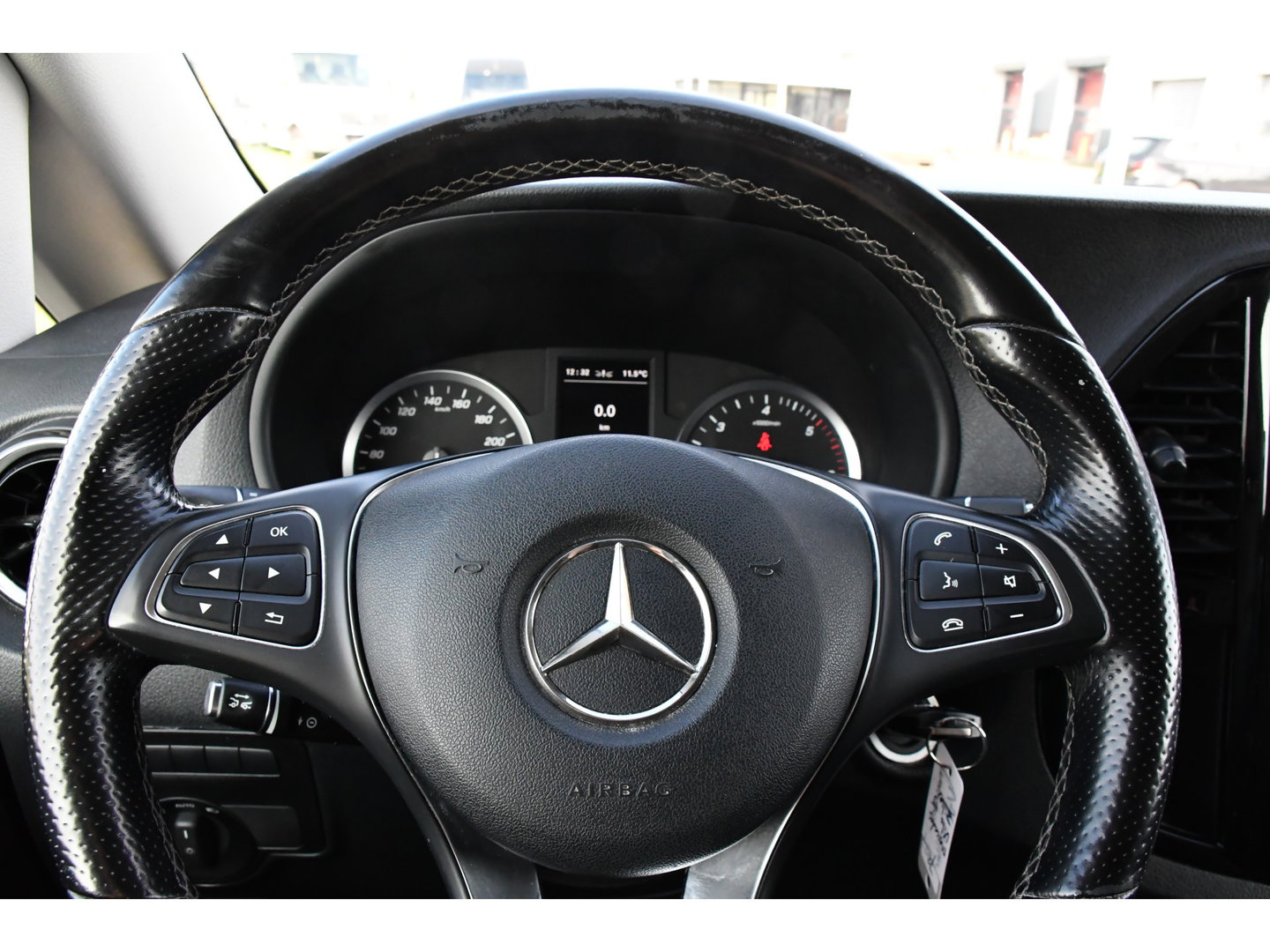 Mercedes-Benz Vito 119 CDI L2 AMG Edition Adaptieve Cruise, Camera, Carplay, LED, Stoelverwarming, Leder, Trekhaak, Multimedia, Uniek!