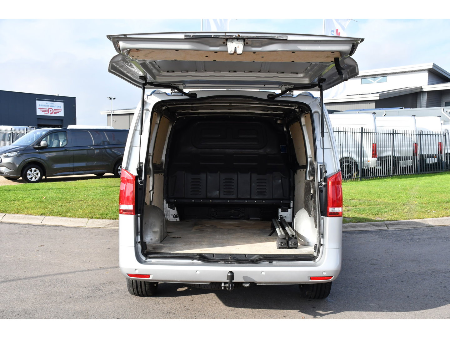 Mercedes-Benz Vito 119 CDI L2 AMG Edition Adaptieve Cruise, Camera, Carplay, LED, Stoelverwarming, Leder, Trekhaak, Multimedia, Uniek!