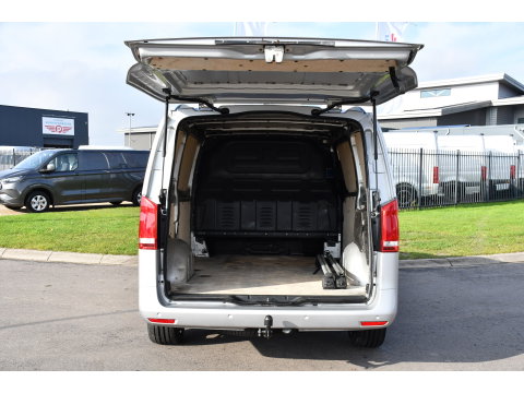 Mercedes-Benz Vito 119 CDI L2 AMG Edition Adaptieve Cruise, Camera, Carplay, LED, Stoelverwarming, Leder, Trekhaak, Multimedia, Uniek!