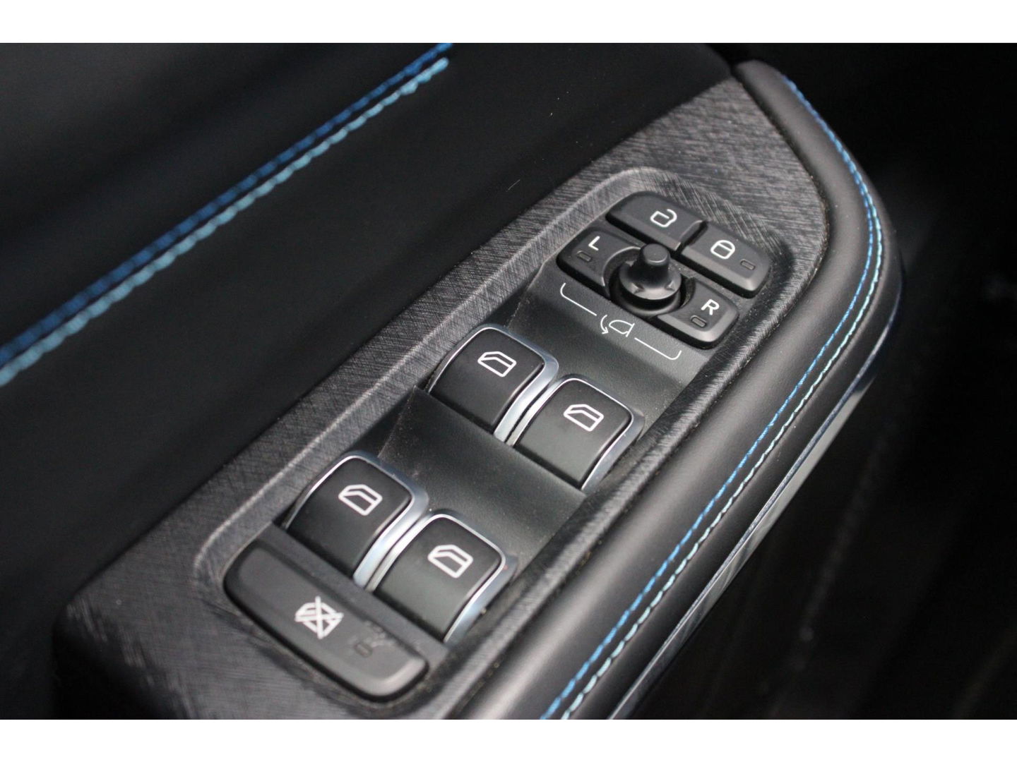 Lynk & Co 01 | Adaptive Cruise | 360° Camera | Panoramadak | Elektrische memory stoel | Keyless |